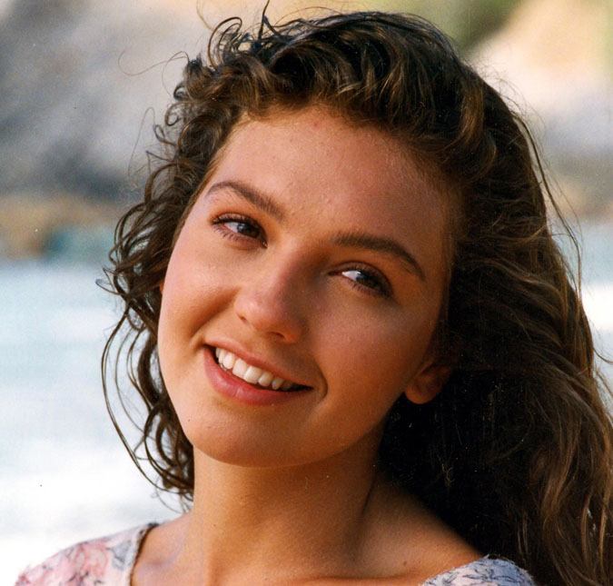 Após 28 anos, a atriz Thalia se caracteriza como a personagem da novela <i>Marimar</i> com vestido original