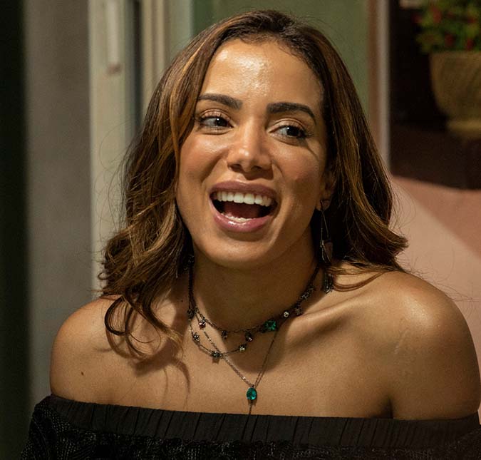 Anitta visita terreiro de Candomblé após cirurgia de endometriose