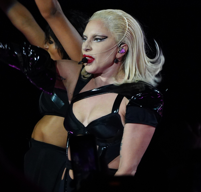 Lady Gaga desabafa sobre doença crônica e confessa que <i>não sabia se conseguiria</i> voltar aos palcos