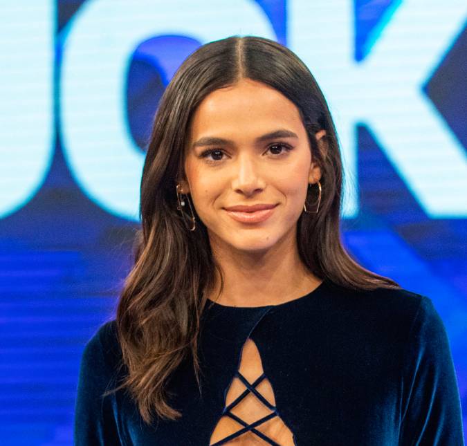 Bruna Marquezine é vista com o mesmo colar de par romântico em <i>Besouro Azul</i>