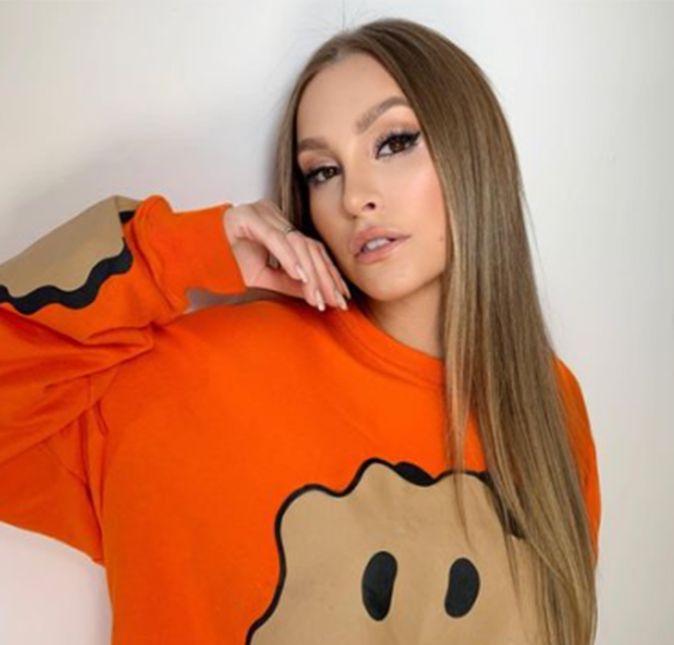 A atriz Carla Diaz usou as redes sociais no dia 3 de dezembro de 2020 para revelar aos fãs e seguidores que o nódulo na tireoide que descobriu em julho deste ano era maligno. Aos 30 anos de idade, a atriz afirmou que teve um câncer e encarar a descoberta foi um momento delicado na sua vida: - Vim falar de um assunto muito sério que aconteceu comigo. Espero que vocês me entendam que eu não tenha compartilhado antes, mas tem coisas na vida que a gente precisa vivenciar, assimilar tudo, pra depois dividir. E foi assim comigo. Descobri um tempo atrás um nódulo na tireoide, depois de muitos exames descobrimos que ele era maligno, ou seja, eu estava com câncer na tireoide. Descobrir que está com câncer é assustador, é horrível, é muito delicado, disse. Ela ainda explicou que decidiu fazer um registro de tudo o que aconteceu para ajudar quem está passando pela mesma situação: Eu precisei desse tempo fechada no meu casulo pra resolver isso logo, assimilar tudo, mas pensando nas pessoas que gostam de mim, se preocupam comigo e que estão vivenciando a mesma coisa que eu vivenciei, resolvi registrar todo meu processo, desde a descoberta do nódulo até o dia da cirurgia, que foi a cura. E tive a ideia de fazer um documentário informativo sobre o câncer da tireoide. Eu espero que minha experiência sirva de alguma coisa para alguém, nem que seja para acalmar o coração de uma pessoa que esteja passando pelo que eu passei. . Por fim, a atriz comemorou que já está curada e pontuou que não foram momentos fáceis que teve que enfrentar nos últimos meses: Sei que não é fácil. Enfim, é isso, só pra avisar estou curada, graças a Deus. Não foi fácil. Eu sei que não foi fácil, quantas noites fiquei sem dormir, mas passou! A atriz Carla Diaz usou as redes sociais no dia 3 de dezembro de 2020 para revelar aos fãs e seguidores que o nódulo na tireoide que descobriu em julho deste ano era maligno. Aos 30 anos de idade, a atriz afirmou que teve um câncer e encarar a descoberta foi um momento delicado na sua vida: - Vim falar de um assunto muito sério que aconteceu comigo. Espero que vocês me entendam que eu não tenha compartilhado antes, mas tem coisas na vida que a gente precisa vivenciar, assimilar tudo, pra depois dividir. E foi assim comigo. Descobri um tempo atrás um nódulo na tireoide, depois de muitos exames descobrimos que ele era maligno, ou seja, eu estava com câncer na tireoide. Descobrir que está com câncer é assustador, é horrível, é muito delicado, disse. Ela ainda explicou que decidiu fazer um registro de tudo o que aconteceu para ajudar quem está passando pela mesma situação: Eu precisei desse tempo fechada no meu casulo pra resolver isso logo, assimilar tudo, mas pensando nas pessoas que gostam de mim, se preocupam comigo e que estão vivenciando a mesma coisa que eu vivenciei, resolvi registrar todo meu processo, desde a descoberta do nódulo até o dia da cirurgia, que foi a cura. E tive a ideia de fazer um documentário informativo sobre o câncer da tireoide. Eu espero que minha experiência sirva de alguma coisa para alguém, nem que seja para acalmar o coração de uma pessoa que esteja passando pelo que eu passei. . Por fim, a atriz comemorou que já está curada e pontuou que não foram momentos fáceis que teve que enfrentar nos últimos meses: Sei que não é fácil. Enfim, é isso, só pra avisar estou curada, graças a Deus. Não foi fácil. Eu sei que não foi fácil, quantas noites fiquei sem dormir, mas passou!