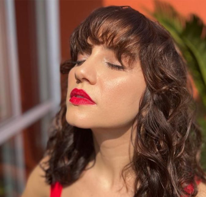 Lorena Comparato usou as redes sociais para desabafar com seus fãs e seguidores sobre a descoberta de um câncer de pele. Em uma sequência de vídeos e fotos, a atriz contou que fez a retirada do câncer, mas fez questão de deixar um alerta para os seus seguidores: Na segunda-feira retirei do peito um câncer de pele basocelular. Está tudo bem, prometo! É um tipo de câncer simples que só a retirada já é o tratamento. Ufa! Tirei e agora aguardo 30 dias de biópsia. Não tem metástase e descobri só porque um sinal meu estava inflamando e sangrando. Fui displicente com o meu corpo e por isso estou aqui para falar para vocês não serem. Fiquem atentos, façam o autoexame e sempre procurem ajuda médica. Essas pessoas sabem o que fazer. Logo em seguida ela agradeceu o apoio dos fãs e de amigos.