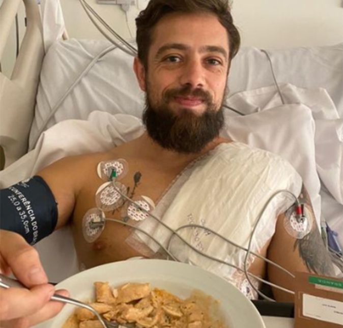 Quando Rafael Cardoso precisou fazer uma cirurgia de emergência após descobrir uma evolução no seu diagnóstico de miocardiopatia hipertrófica congênita, doença cardíaca que leva o músculo do coração a engrossar e dificulta o bombeamento de sangue, ele compartilhou os detalhes com seus fãs. Infelizmente, a cardiopatia do ator evoluiu para uma condição que poderia causar morte súbita, o que fez com que ele implantasse um desfibrilador cardíaco com o objetivo de evitar essa fatalidade. A boa notícia é que o procedimento foi um sucesso e Rafael ficou poucos dias no hospital - mas o susto foi tão grande que ele chegou a falar sobre o episódio em suas redes sociais: - Queria só agradecer a todo mundo que mandou tanta mensagem, tanto carinho, tanto amor... O que é bom demais quando a gente fica com medo de morrer mesmo, né? (risos) Receber tanto carinho assim é muito bom. Obrigado, gratidão a todo mundo que mandou uma palavra, um amorzinho, um axé. E já já estou 200% e novo de novo. O artista ainda abriu o coração em entrevista ao jornal O Globo: - Eu nunca senti nada, fazia muita atividade física. Jogava futebol três vezes por semana, nadava, fazia crossfit, corria. Também tinha uma rotina de trabalho intensa. Quando peguei o resultado dos exames vi que era uma bomba-relógio que poderia explodir a qualquer momento. [...] É importante dizer que a vida vai seguir normal, em breve quero voltar a fazer o que eu gosto, que é acordar às 5h da manhã, correr na praia e dar um mergulho ao nascer do sol. É uma tecnologia que pode prevenir uma morte súbita, então temos mais é que usar.