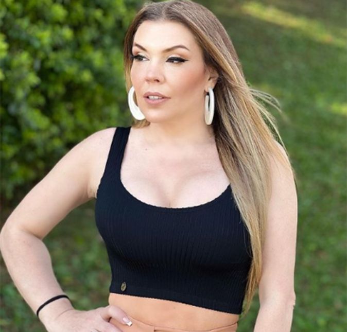 Os famosos vivem mostrando os momentos de festa pelos quais passam por conta de suas carreiras. Mas nem tudo na vida é assim. Prova disso são as celebridades que já levantaram publicamente a bandeira da luta contra doenças. Simony descobriu um câncer no intestino após realizar alguns exames de rotina, uma colonoscopia que detectou um tumor na parte final do intestino, perto da região do ânus, chamado epidermoide. Em um vídeo ao lado do médico responsável pelo seu caso, a cantora falou da importância do exame que realizou e desabafou sobre a doença. A seguir, confira mais famosos que já abriram o jogo sobre seu estado de saúde. Os famosos vivem mostrando os momentos de festa pelos quais passam por conta de suas carreiras. Mas nem tudo na vida é assim. Prova disso são as celebridades que já levantaram publicamente a bandeira da luta contra doenças. Simony descobriu um câncer no intestino após realizar alguns exames de rotina, uma colonoscopia que detectou um tumor na parte final do intestino, perto da região do ânus, chamado epidermoide. Em um vídeo ao lado do médico responsável pelo seu caso, a cantora falou da importância do exame que realizou e desabafou sobre a doença. A seguir, confira mais famosos que já abriram o jogo sobre seu estado de saúde.