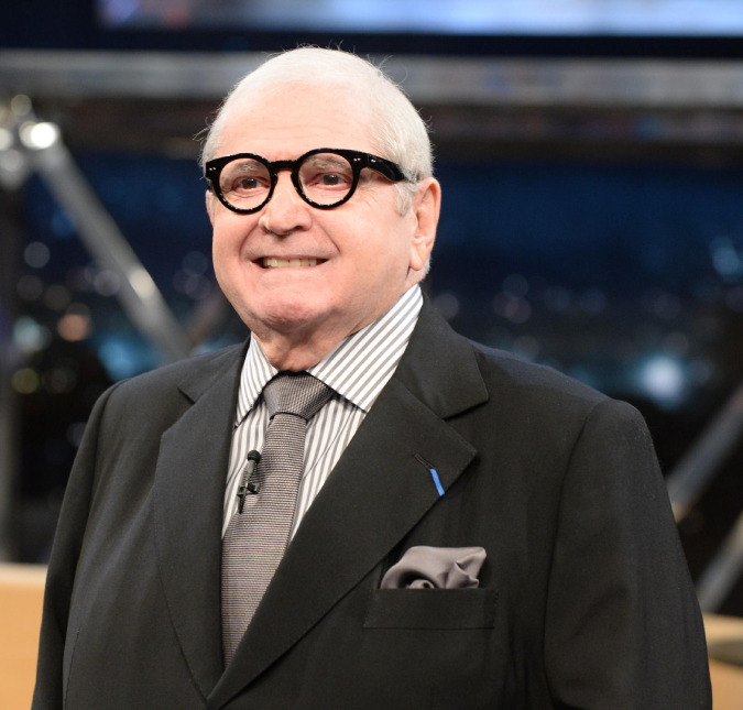 Canal <I>SBT</i> homenageia Jô Soares na programação e Silvio Santos envia coroa de flores para velório