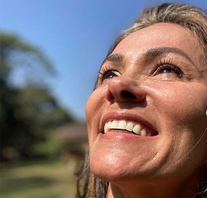 Os famosos vivem mostrando os momentos de festa pelos quais passam por conta de suas carreiras. Mas nem tudo na vida é assim. Prova disso são as celebridades que já levantaram publicamente a bandeira da luta contra doenças. Aos 44 anos de idade, Suzana Alves falou nas redes sociais sobre o seu diagnostico de TDAH e emocionou os fãs: Sigo aliviada e feliz por me aceitar. A seguir, confira mais famosos que já abriram o jogo sobre seu estado de saúde.