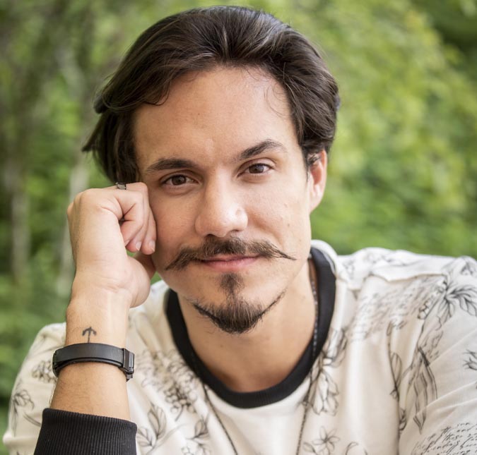 Eliezer posta foto após passar por transplante de cabelo e barba: <i>Tá tudo bem</i>