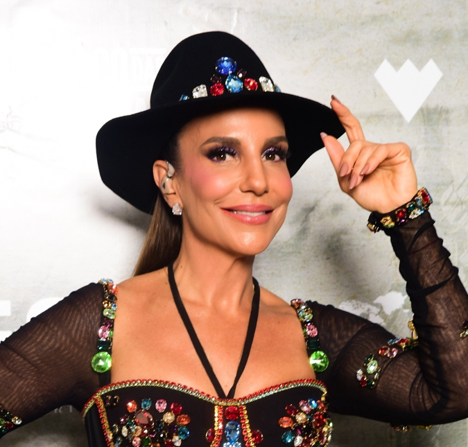 Com braço engessado, Ivete Sangalo diverte a plateia com brincadeira sobre o motivo do machucado