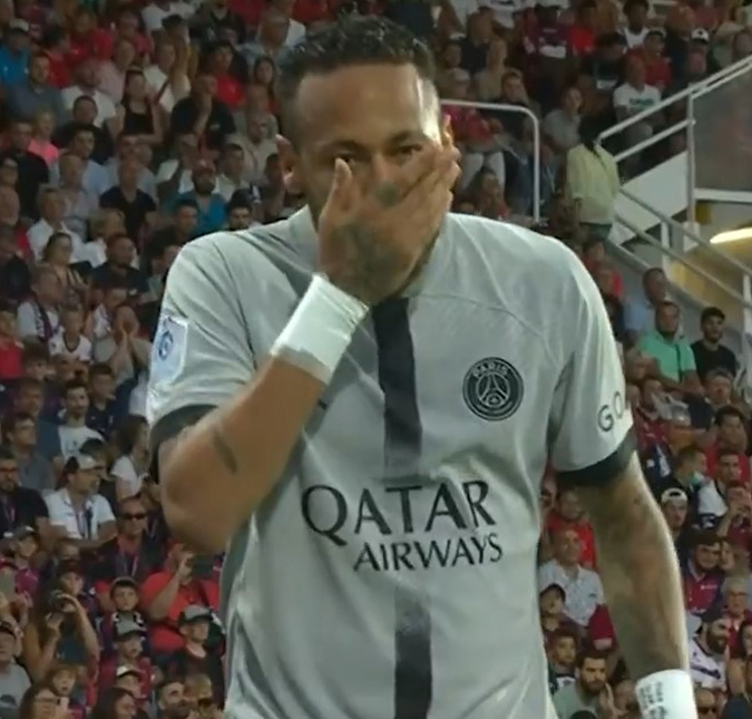 Neymar homenageia Jô Soares com <i>beijo do gordo</i> após gol pelo PSG
