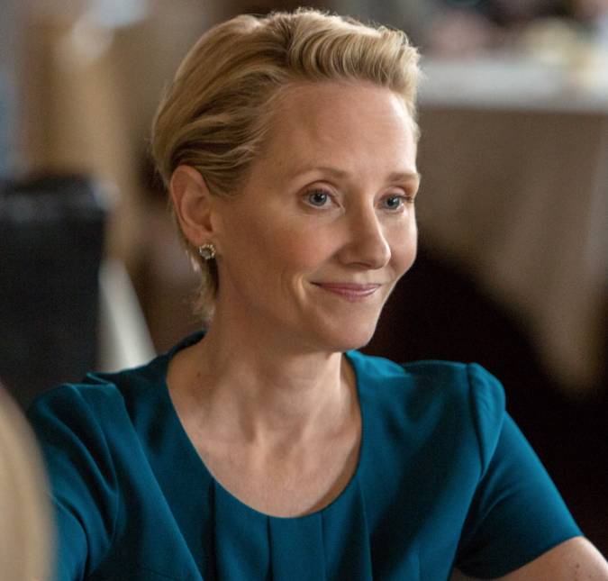 Após grave acidente de carro, Anne Heche terá que enviar amostra de sangue à polícia para provar inocência, diz <i>site</i>