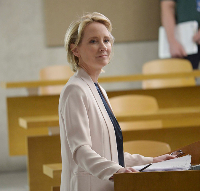 Representante de Anne Heche diz que atriz está em coma e em <i>estado extremamente crítico</i> após acidente