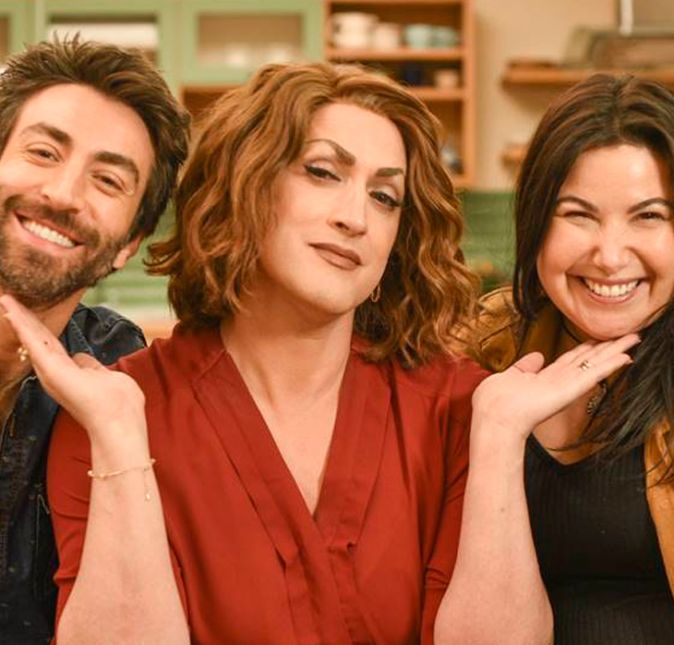 A comédia nacional Minha Mãe é Uma Peça 3, último filme da trilogia da Dona Hermínia com o saudoso Paulo Gustavo, que morreu em maio de 2021, vítima da Covid-19, conquistou o pódio de maior faturamento da história do país. E vamos confessar: para lá de merecido, não é mesmo? A trama faturou mais de 144 milhões de reais e fez milhares de pessoas se divertirem com a personagem que estava se redescobrindo após a saída dos filhos de casa.