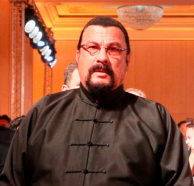 Steven Seagal visita prisão russa para ucranianos e recebe ataques da <i>internet</i>