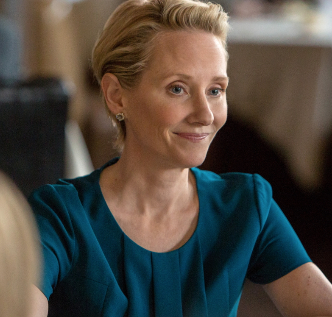 Após acidente, Anne Heche está sob investigação por dirigir embriagada