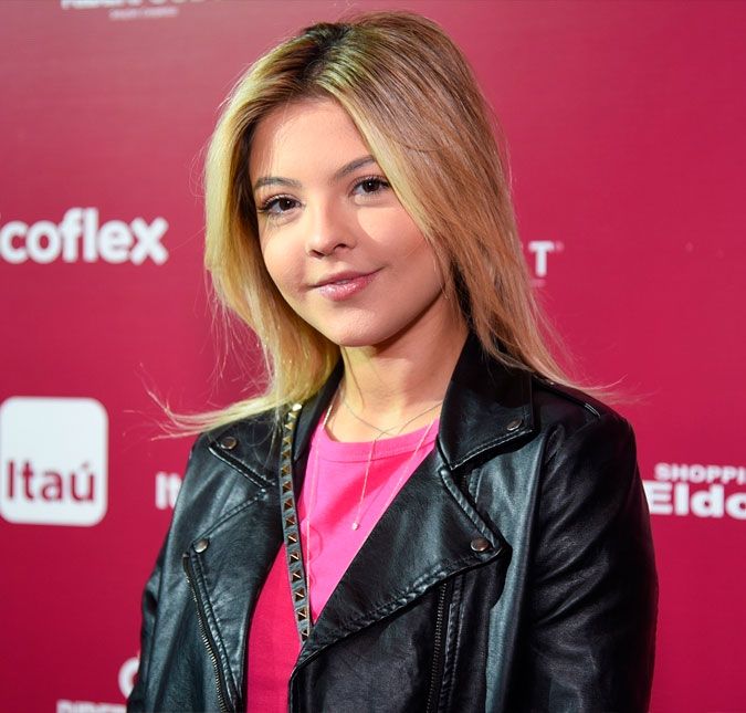 Após internação por causa de uma fratura na coluna, atriz de Chiquititas revela que recebeu alta hospitalar A artista teria caído de um palco e se machucado feio