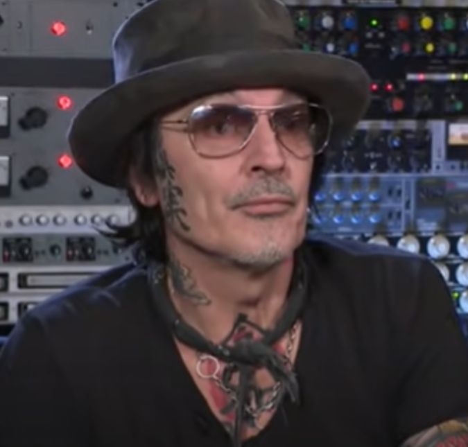 Tommy Lee choca web com nude, décadas após vazamento de sex tape com Pamela Anderson O roqueiro do Mötley Crüe compartilhou uma foto exibindo o corpo nu no Instagram