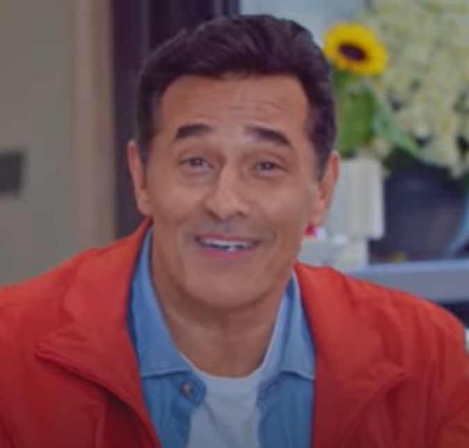 Luciano Szafir relembra desfile com bolsa de colostomia na SPFW: - Já que eu ganhei essa voz, preciso fazer alguma coisa O ator também falou sobre a relação com Xuxa Meneghel em bate papo com o ESTRELANDO