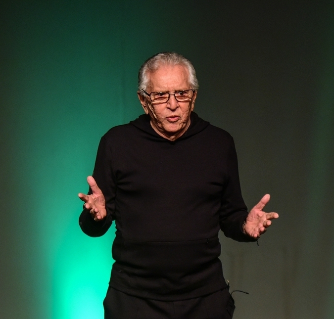 Carlos Alberto de Nóbrega renova contrato com o <i>SBT</i> até 2025