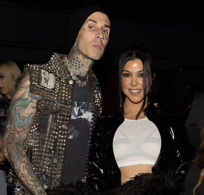 Kourtney Kardashian compartilha cliques no <i>show</i> de Travis Barker e brinca: <i>Esposa de turnê</i>