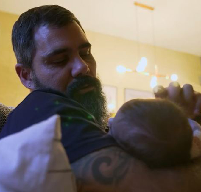 Juliano Cazarré batizou filha logo após o nascimento por não saber se ela sobreviveria: - <i>Eu tinha esperanças, mas não sabia</i>