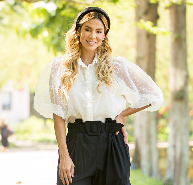 Coragem! Ex-<i>BBB</i> Kerline Cardoso resgata celular que deixou cair dentro da privada em banheiro químico