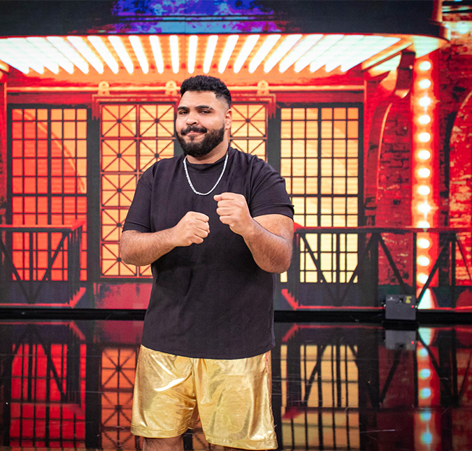 Paulo Vieira entrega tudo durante <i>Batalha de Lip Sync</i> cantando <i>Ralando o Tchan</i> no <i>Domingão</i>