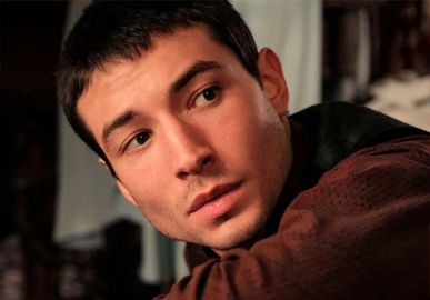Ezra Miller quebra o silêncio e comenta acusação de assédio a uma criança: <I>Fui injustiçado</I>