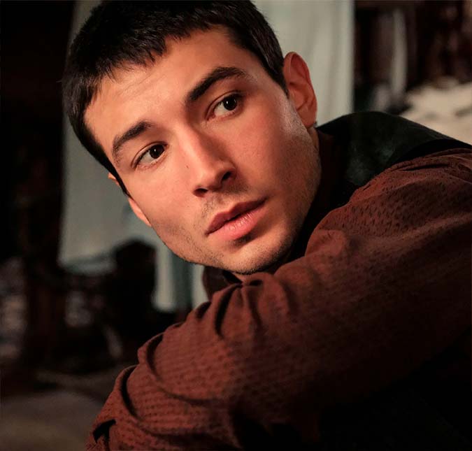 Ezra Miller, o intérprete de Flash, vai assumir culpa em roubo para diminuir pena, diz <I>site</i>