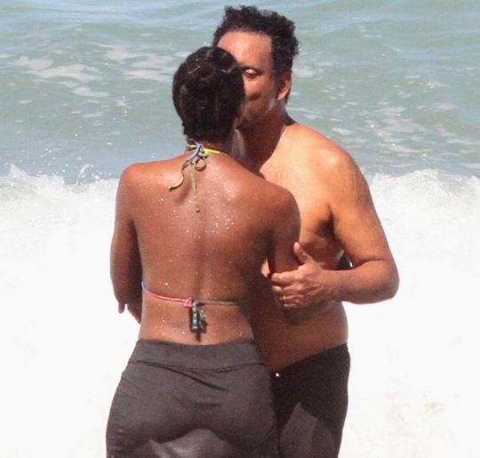 Maju Coutinho troca beijos com o marido durante dia de praia, veja!