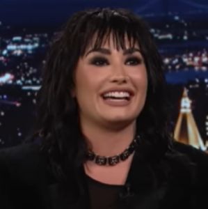 Em documentário, Demi Lovato revela que sofreu 3 derrames e ataque