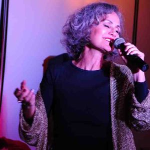 Investindo na carreira musical, Faa Morena fala sobre nova fase: <i>Mulher mais amadurecida que canta com amor</i>