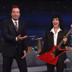 Demi Lovato ganha guitarra de presente de aniversário de Jimmy Fallon; assista!