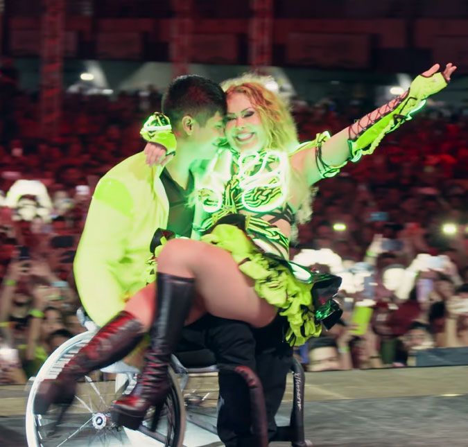 Joelma faz performance com dançarino cadeirante em clipe de O Rei da Festa, assista! O vídeo faz parte de seu mais novo DVD, Isso é Calypso na Amazônia