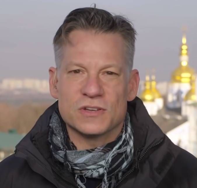 Apresentador da NBC anuncia morte do filho: Nosso amado morreu O pequeno Henry, filho de Richard Engel, lutava contra uma doença sem cura