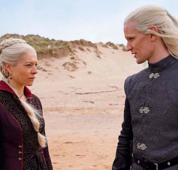 Dividido em dez episódios, que serão lançados semanalmente, simultaneamente, até o final da temporada em 23 de outubro, a história é baseada em Fogo & Sangue, de George R.R. Martin, com foco total na Casa Targaryen - conhecida em Game Of Thrones por ser o lar de Daenerys Targaryen, personagem de Emilia Clarke. Após o rei Viserys I morrer, surge a dúvida em relação à linha de sucessão, que, eventualmente, acarreta em conflitos familiares e guerra sangrenta, período conhecido como A Dança dos Dragões. No centro da briga pelo trono estão Rhaenyra e seu meio-irmão, Daemon. Dividido em dez episódios, que serão lançados semanalmente, simultaneamente, até o final da temporada em 23 de outubro, a história é baseada em Fogo & Sangue, de George R.R. Martin, com foco total na Casa Targaryen - conhecida em Game Of Thrones por ser o lar de Daenerys Targaryen, personagem de Emilia Clarke. Após o rei Viserys I morrer, surge a dúvida em relação à linha de sucessão, que, eventualmente, acarreta em conflitos familiares e guerra sangrenta, período conhecido como A Dança dos Dragões. No centro da briga pelo trono estão Rhaenyra e seu meio-irmão, Daemon.