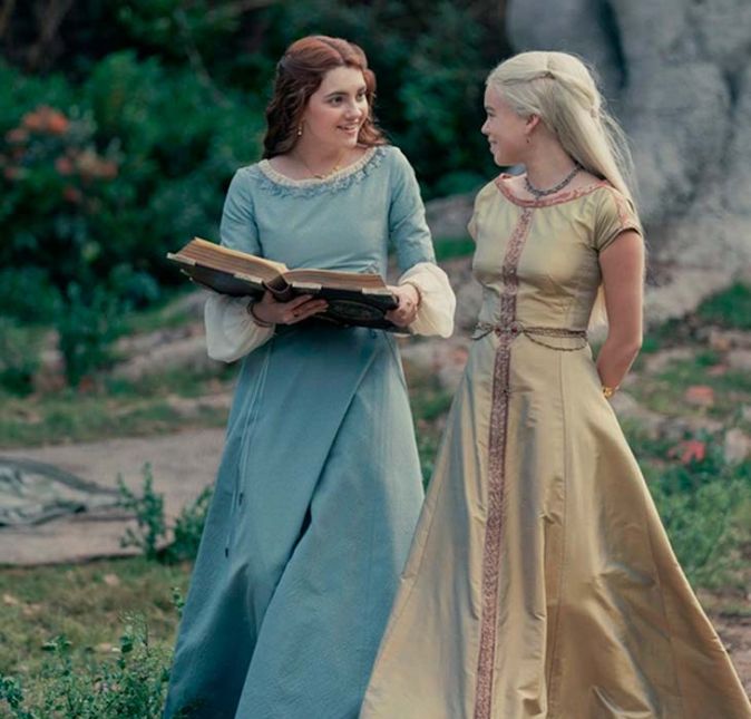 ... Rhaenyra Targaryen é a primogênita do rei e é uma domadora de dragões. Muitos diriam que ela nasceu com tudo... só não nasceu um homem. Contudo, você acha que isso será um problema? Claro que não. ... Rhaenyra Targaryen é a primogênita do rei e é uma domadora de dragões. Muitos diriam que ela nasceu com tudo... só não nasceu um homem. Contudo, você acha que isso será um problema? Claro que não.