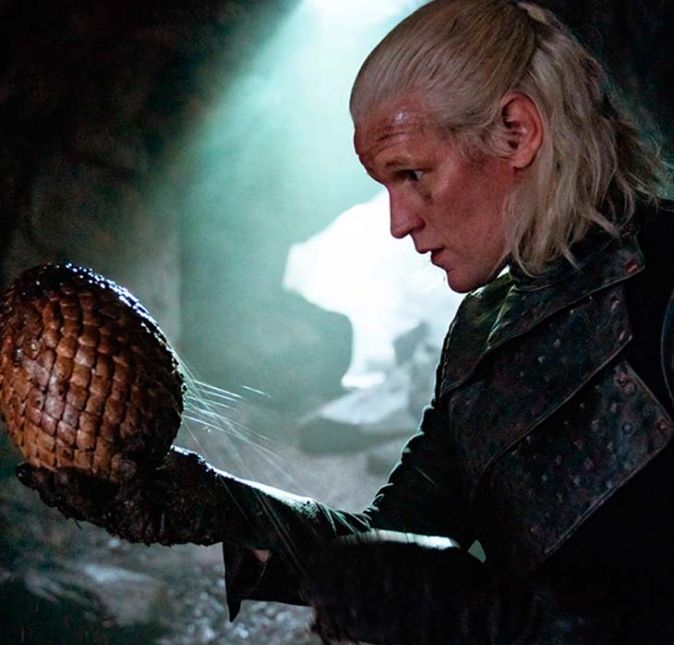 Foi aqui que pediram dragões? Seguindo a lógica do nome da produção, e o fato de que a família Targaryen é famosa por controlá-los, a trama deve mostrar bastante os animais místicos. Enquanto em Game Of Thrones vimos apenas três, agora, de acordo com a produção, o público será agraciado com pelo menos 17 dragões. Inclusive, foi após essa batalha entre Rhaenyra e Daemon que eles quase foram extintos, aparecendo 200 anos depois em Game of Thrones com Daenerys Targaryen. Foi aqui que pediram dragões? Seguindo a lógica do nome da produção, e o fato de que a família Targaryen é famosa por controlá-los, a trama deve mostrar bastante os animais místicos. Enquanto em Game Of Thrones vimos apenas três, agora, de acordo com a produção, o público será agraciado com pelo menos 17 dragões. Inclusive, foi após essa batalha entre Rhaenyra e Daemon que eles quase foram extintos, aparecendo 200 anos depois em Game of Thrones com Daenerys Targaryen.