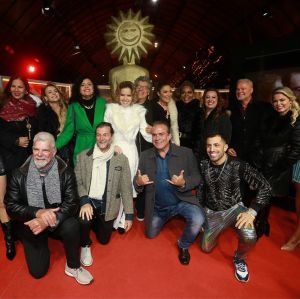 Raul Gazolla posa com famosos durante Festival de Gramado; veja quem foi!