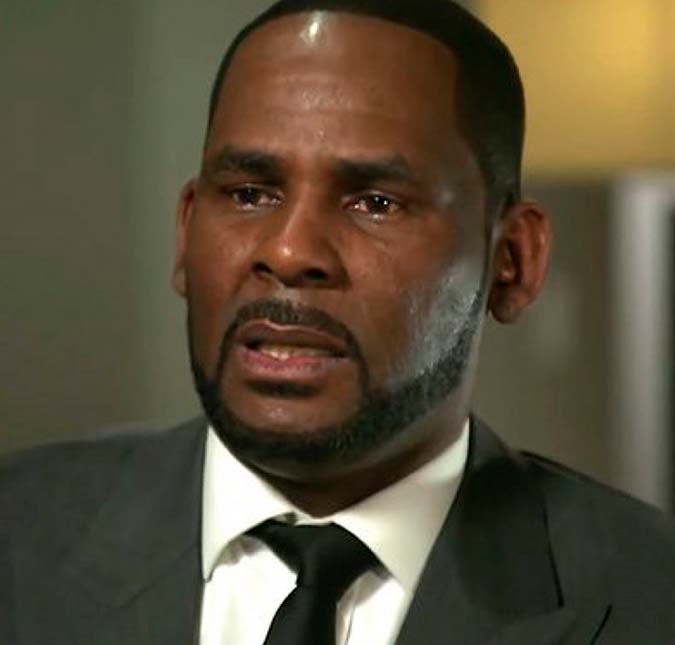 Ex-afilhada de R. Kelly afirma ter mantido relações sexuais com o cantor quando era menor de idade