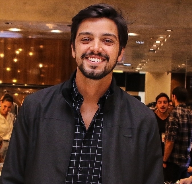 Rodrigo Simas decide mudar o visual, veja!