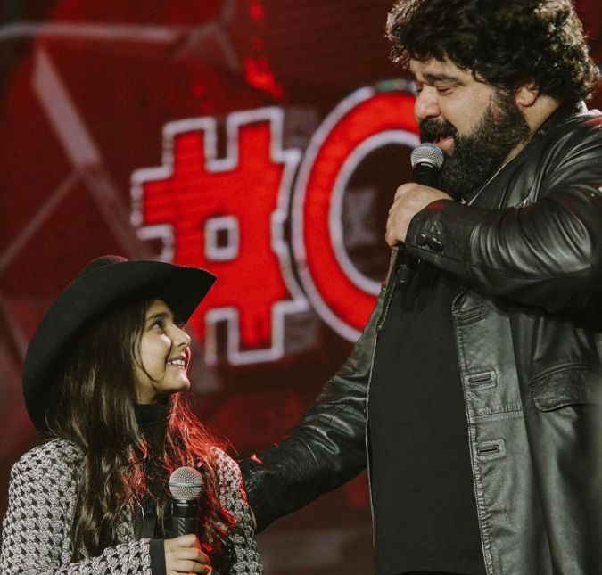 A jovem gravou uma música de Marília Mendonça e cantou no palco do evento