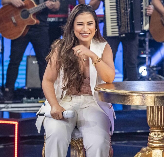 Simone Mendes revela que voltará aos palcos em outubro com repertório inédito