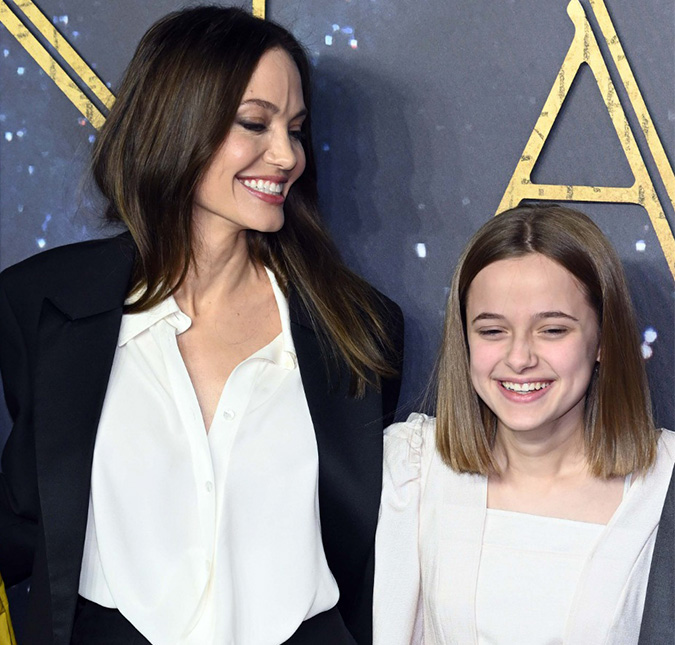 Após curtirem peça de teatro, Angelina Jolie e a filha Vivienne posam com o elenco de <i>Dear Evan Hansen</i>