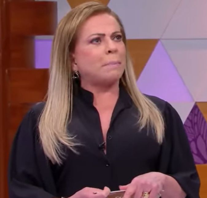 Em comunicado, SBT anuncia que irá suspender as gravações do Casos de Família A emissora fez questão de deixar claro que a apresentadora, Christina Rocha, segue contratada