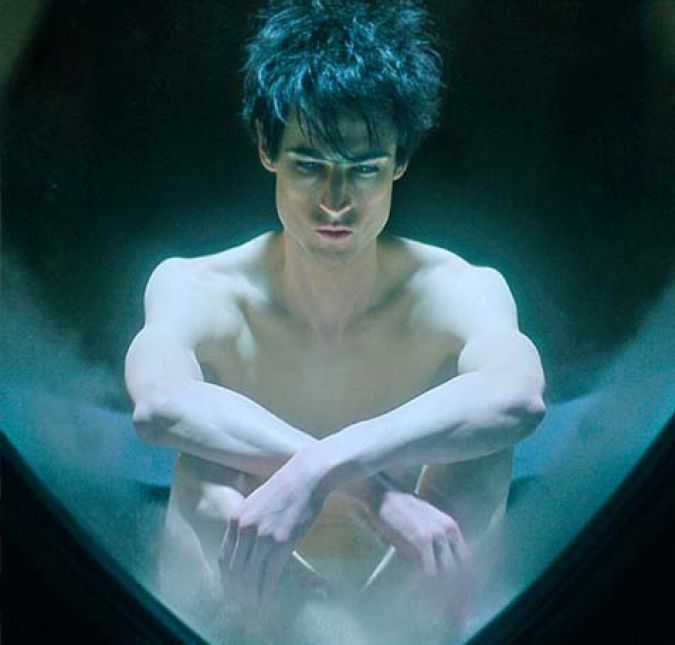 O trecho mostra a discussão entre Roderick Burgess e seu filho