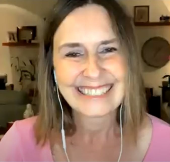 Após raspar a cabeça, Susana Naspolini mostra perucas e pede opinião de seguidores A jornalista está tratando o quinto câncer, dessa vez no osso da bacia