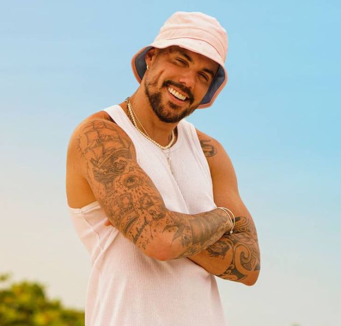 Lipe Ribeiro já é figurinha repetida na casa. O ex-affair de Anitta já participou de duas edições do programa: De Férias Com o Ex 3 e De Férias Com o Ex: Celebs. Ele também já fez parte do elenco de A Fazenda. Lipe Ribeiro já é figurinha repetida na casa. O ex-affair de Anitta já participou de duas edições do programa: De Férias Com o Ex 3 e De Férias Com o Ex: Celebs. Ele também já fez parte do elenco de A Fazenda.