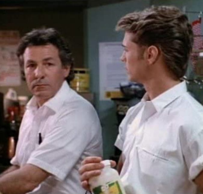 Morre Joe E. Tata, o Nat de Barrados no Baile, aos 85 anos de idade A notícia foi anunciada por Ian Ziering, o intérprete de Steve Sanders na série icônica