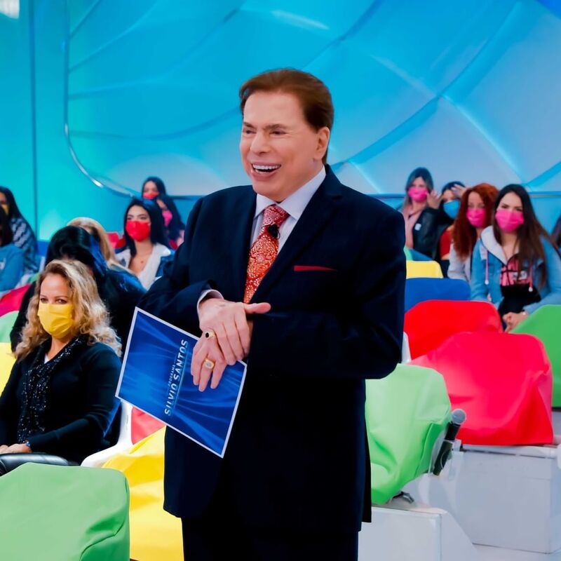 Assessoria do <I>SBT</i> atualiza estado de saúde de Silvio Santos: <I>Se recuperando bem</i>