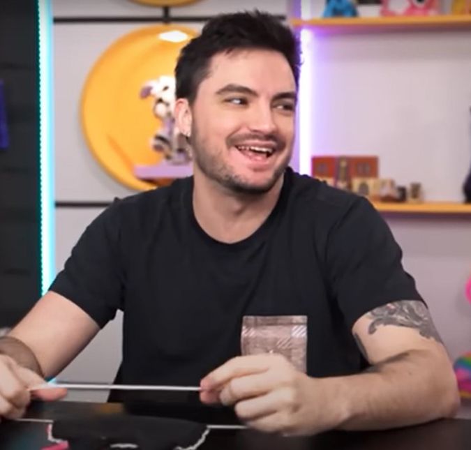 Felipe Neto gasta cerca de mil reais em figurinhas para completar o álbum da Copa do Mundo 2022 O YouTuber comprou mais de 200 pacotes de figurinhas